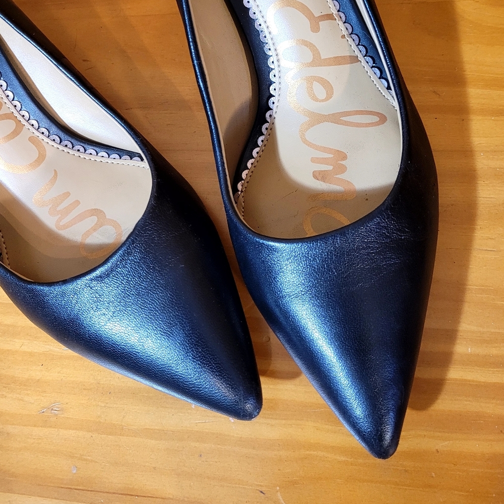 Classic Black Kitten Heel Pumps 🖤 - Picture 3 of 10